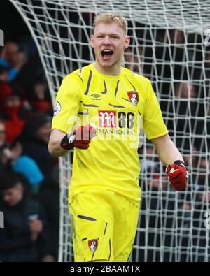 AFC Bournemouths Torhüter Aaron Ramsdale feiert, nachdem AFC Bournemouths Jefferson Lerma (nicht abgebildet) das erste Tor seiner Seite erzielt hat Stockfoto