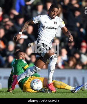 Fulhams Ivan Cavaleiro kommt von Preston North Ends Darnell Fisher weg Stockfoto