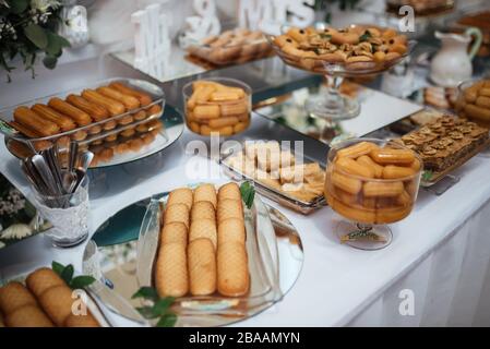 Köstliche dekorierte Kekse auf dem Tisch. Party und Essen Stockfoto