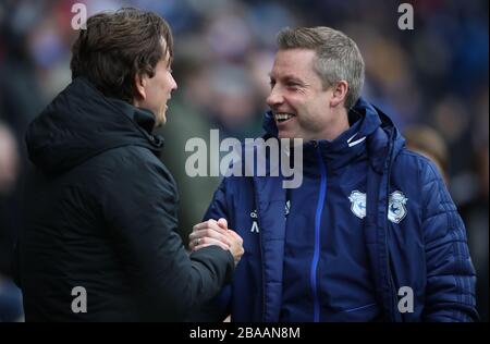 Cardiff City Manager Neil Harris (rechts) mit Brentford-Manager Thomas Frank vor dem Spiel Stockfoto