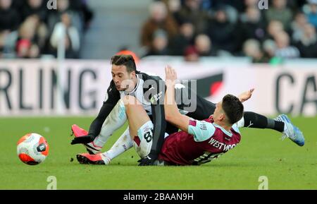 Javier Manquillo von Newcastle United kollidiert mit Ashley Westwood von Burnley Stockfoto