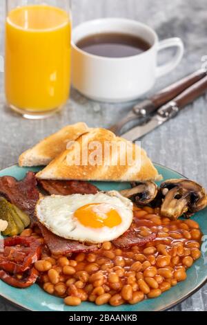 Komplettes englisches Frühstück auf einem Teller Stockfoto