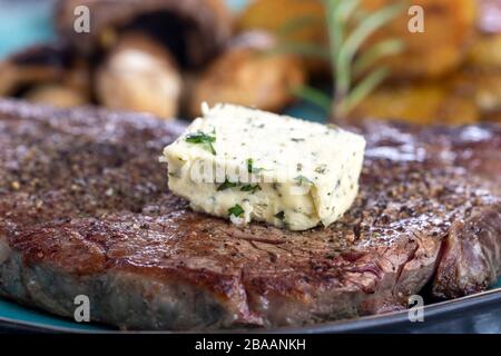 Saftiges gegrilltes Steak auf einem Teller Stockfoto