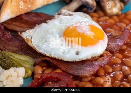 Komplettes englisches Frühstück auf einem Teller Stockfoto