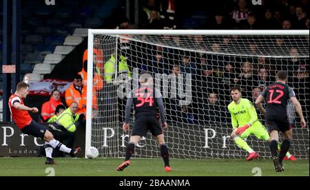 Luton Town's James Collins (links) erzielt sein erstes Tor des Spiels vom Strafpunkt Stockfoto