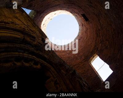 Im Inneren der Windmühle, die im Inneren der Überreste des Torhauses der St Benet's Abbey, Ludham, der Norfolk Broads, Norfolk, Großbritannien, errichtet wurde Stockfoto