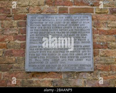 Plakette an der Wand der Überreste der Windmühle, die in die Überreste des Torhauses der St Benet's Abbey, Ludham, der Norfolk Broads, Norfolk, U, eingebaut wurde Stockfoto