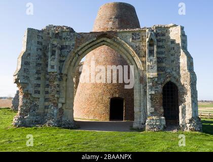 Überreste einer Windmühle, die in die Überreste des Gatehouse in St Benet's Abbey, Ludham, den Norfolk Broads, Norfolk, Großbritannien, eingebaut wurde Stockfoto