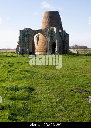 Überreste einer Windmühle, die in die Überreste des Gatehouse in St Benet's Abbey, Ludham, den Norfolk Broads, Norfolk, Großbritannien, eingebaut wurde Stockfoto