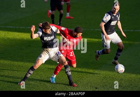 Millwalls Jayson Molumby (links) und Nahki Wells von Bristol City kämpfen um den Ball Stockfoto