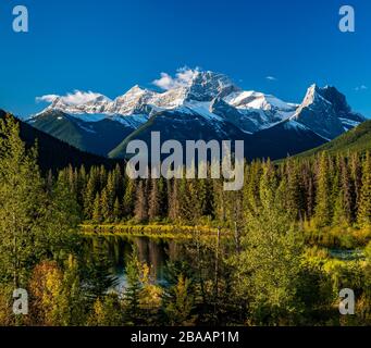 Malerische Landschaft mit Blick auf den schneebedeckten Mount Lougheed und den Bow River, den Banff National Park, Canmore, Alberta, Kanada Stockfoto