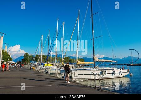Lausanne, Schweiz - 24. August 2019. Ouchy Hafen am Genfersee in Lausanne, Schweiz. Luxuriöse riviera Promenade. Stockfoto