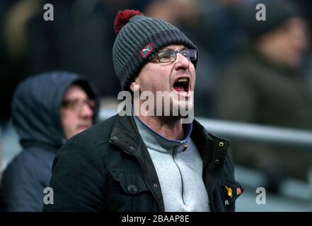 Ein Blackburn Rovers Fan zeigt seine Unterstützung auf den Tribünen Stockfoto