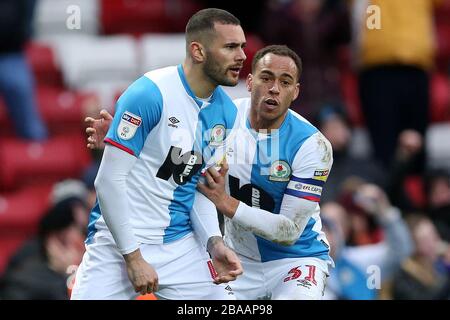 Bradley Johnson von Blackburn Rovers feiert mit Teamkollege Elliot Bennett beim Sky Bet Championship Match im Ewood Park das Punktefahren gegen Swansea City Stockfoto