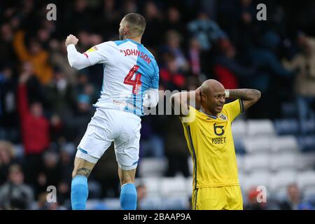 Bradley Johnson von Blackburn Rovers feiert das Spiel gegen Swansea City, als Andre Ayews von Swansea City während des Sky Bet Championship Matches im Ewood Park niedergeschlagen aussieht Stockfoto