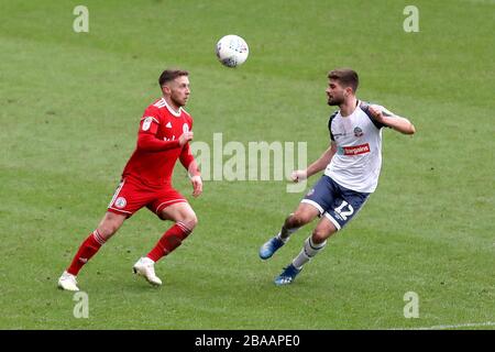 Der Jordan Clark von Accrington Stanley (links) übernimmt Brandon Fleming von Bolton Wanderers Stockfoto