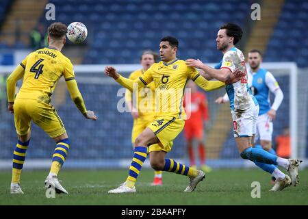 Ben Brereton von Blackburn Rovers und Ben Cabango von Swansea City während des Sky Bet Championship Matches im Ewood Park Stockfoto