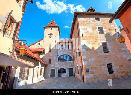 Blick auf den Palast La Palais de l'Isle mit Uhrturm in der Altstadt von Annecy. Frankreich, Haute Savoie, Französische Alpen Stockfoto