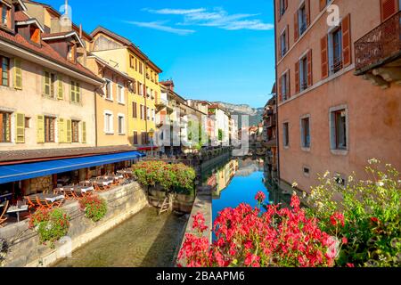 Blick auf die Straße entlang des Canal du Thiou in der Altstadt von Annecy. Französische Alpen, Frankreich Stockfoto