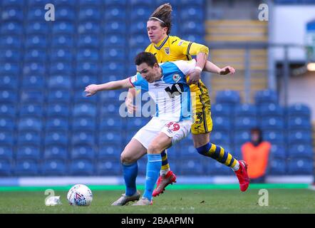 Blackburn Rovers' Stewart Downing und Swansea City's Conor Gallagher während des Sky Bet Championship Matches im Ewood Park Stockfoto