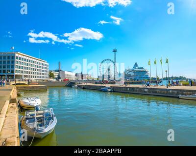 Hafengebiet mit Wharf und historischen Gebäuden im Hafen von Helsinki. Helsinki, Finnland Stockfoto