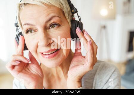 Dame in den Kopfhörern, die in die Ferne blickt Stockfoto