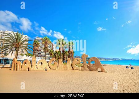 Symbolische Sandskulptur mit dem Namen Malagueta-Strand in Málaga. Costa del Sol. Andalusien, Spanien Stockfoto