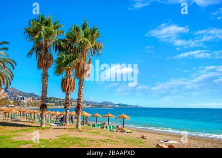 Blick auf den berühmten Malagueta-Strand in Málaga. Costa del Sol, Andalusien, Spanien Stockfoto
