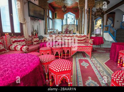 Inneneinrichtung der Hotelhalle mit traditionellen, kunstvollen, arabischen Farben. Chefchaouen, Marokko Stockfoto