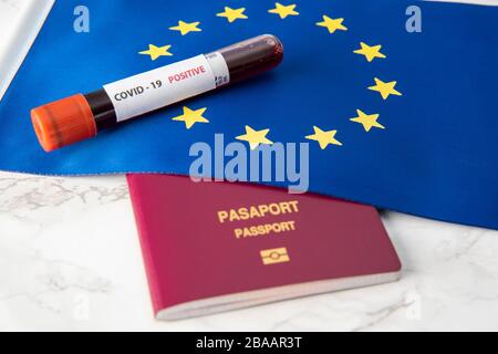 eu-Flagge und Coronavirus-Reagenzglas mit Pass, Reiseverbot Stockfoto