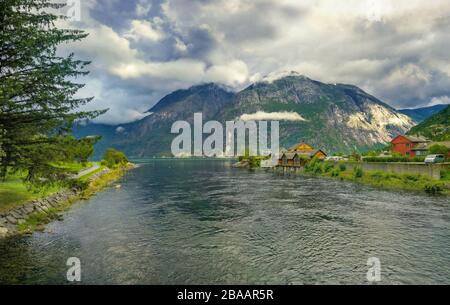 Blick auf den Fluss Eidfjord und das Küstendorf mit Naturpark. Eidfjord, Norwegen, Skandinavien Stockfoto