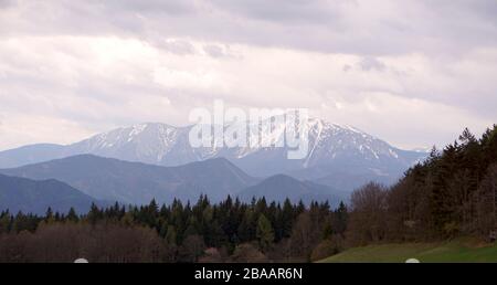 Malerische Aussicht auf schneebedeckte Berge gegen Himmel Stockfoto