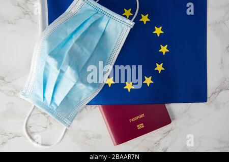 eu-Flagge und Coronavirus-Reagenzglas mit Pass, Reiseverbot Stockfoto