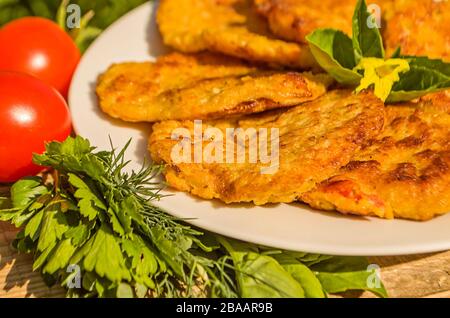 Kartoffelpfannkuchen in einer Schüssel. Traditionelles ukrainisches Gericht Stockfoto