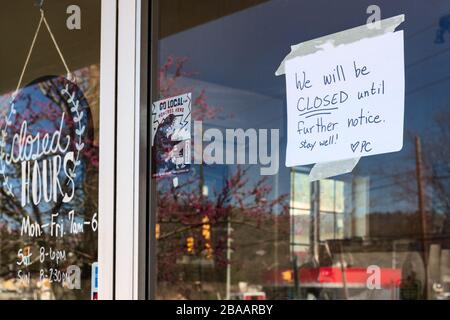 Asheville, USA. März 2020. Ein Café hat ein Schild mit dem Hinweis "wir werden bis auf weiteres geschlossen. Bleib gut!" In Asheville, NC, USA. Credit: Gloria Good/Alamy Live News Stockfoto
