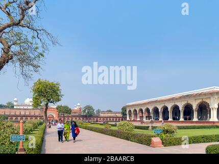 Das Innere von Agra Fort mit dem Diwan-i-am (Saal des öffentlichen Publikums) auf der rechten Seite, Agra, Uttar Pradesh, Indien Stockfoto