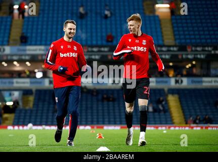 Nick Powell (links) von Stoke City und Sam Clucas von Stoke City heizen sich vor dem Spiel auf Stockfoto