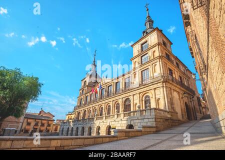 Blick auf das Rathaus auf der Plaza del Ayuntamiento in Toledo. Spanien Stockfoto