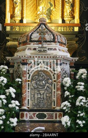 Tabernakel auf dem Hauptaltar in der Mariä-Himmelfahrt-Kirche in Remete, Zagreb, Kroatien Stockfoto