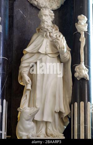 Der heilige Antonius-Einsiedler, Statue auf dem Hauptaltar an der Mariä-Himmelfahrts-Kirche in Remete, Zagreb, Kroatien Stockfoto