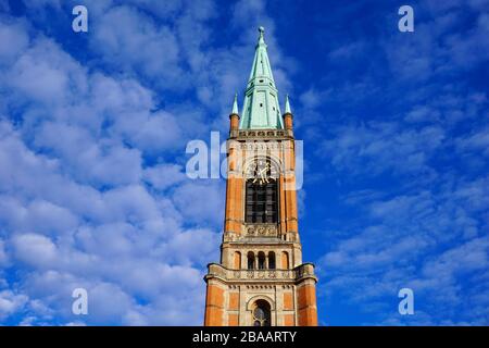 Die Johanneskirche am Martin-Luther-Platz in der Düsseldorfer Innenstadt. Es wurde 1881 erbaut und wird auch als „Stadtkirche“ (Stadtkirche) bezeichnet. Stockfoto