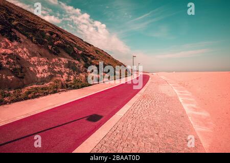 Rote Strandpromenade im Frühjahr. Schöne Bucht an einem sonnigen Tag. Strand Von Douro Cabedelo. Porto, Portugal Stockfoto