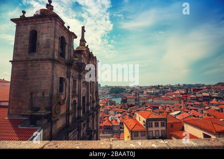 Stadtbild. Vief von Porto, Altstadt, historisches Zentrum an einem sonnigen Tag. Portugal, Europa Stockfoto