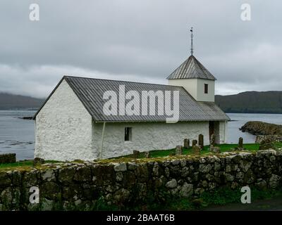 Färöer. Diese charmante weiße ST. OLAV'S Kirche stammt aus dem 12. Jahrhundert und ist heute noch in Gebrauch und ist damit die älteste der Färöer I. Stockfoto