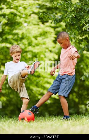 Zwei Jungen spielen im Sommer gemeinsam Fußball im Verein Stockfoto