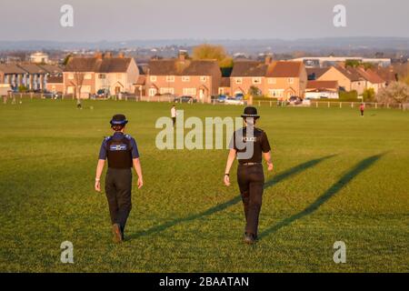 Die Polizeibeamten von Avon und Somerset patrouillieren in den Parks in Bristol, um an der Durchsetzung der Sperrregeln für Coronavirus zu arbeiten. Stockfoto