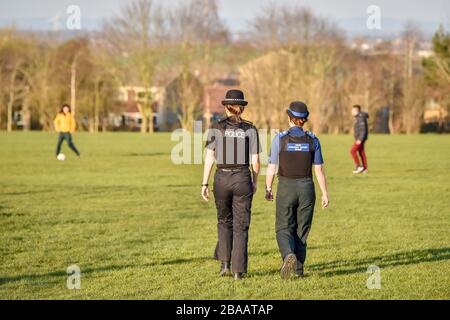 Die Polizeibeamten von Avon und Somerset patrouillieren in den Parks in Bristol, um an der Durchsetzung der Sperrregeln für Coronavirus zu arbeiten. Stockfoto