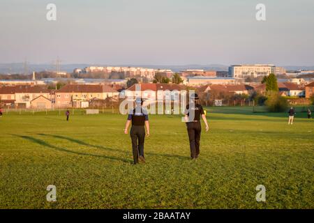 Die Polizeibeamten von Avon und Somerset patrouillieren in den Parks in Bristol, um an der Durchsetzung der Sperrregeln für Coronavirus zu arbeiten. Stockfoto