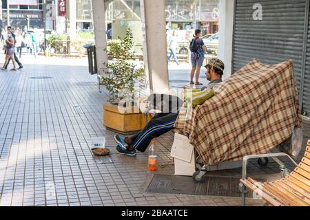 Santiago Chile 26. März 2020 echte Obdachlose in den Straßen von Providencia in den letzten Stunden vor der Sperrung des Coronavirus besorgt und verlassen Stockfoto