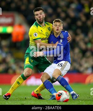 Grant Hanley (links) von Norwich City und Harvey Barnes von Leicester City kämpfen um den Ball Stockfoto